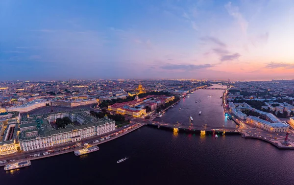 St. Petersburg, Rusya 'nın beyaz yaz gecelerinde güzel bir akşam manzarası, gün batımında Hermitage, saray meydanı, St. Isaacs Katedrali, İskender sütunu, Neva Nehri. Drone 'dan ateş edilmiş. Avrupa.