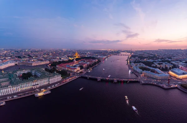 Beautiful aerial evning view in the white summer nights of St Petersburg, Russia, Hermitage at sunset, palace square, St. Isaacs Cathedral, The Alexander column, River Neva. shot from drone. Europe. — Stock Photo, Image