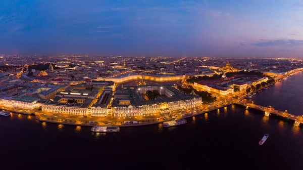 Belle vue aérienne du soir dans les nuits blanches d'été de Saint-Pétersbourg, Russie, Ermitage au coucher du soleil, place du palais, cathédrale Saint-Isaacs, colonne Alexandre, rivière Neva. tiré depuis un drone. Europe . — Photo