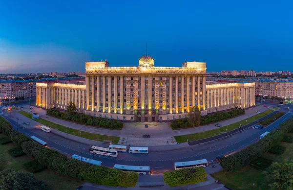 16 08 08 2018 - Санкт-Петербург, Росія: красива панорама від дрона, до Будинку Рад, пам'ятник Леніну і кольоровий фонтан у вечірню білу ніч. Розташований на Московській площі Санкт-Петербург. — стокове фото