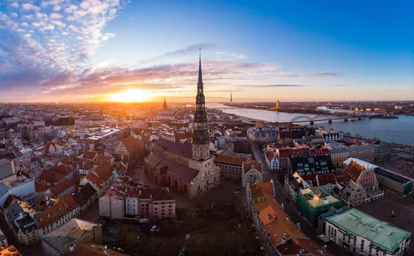 Blick aus der Luft auf das historische Zentrum Rigas, den Kai der Daugava. Berühmtes Wahrzeichen - der Turm der Peterskirche und die Domkirche, das Altstadtdenkmal. Lettland, Europa. Schuss aus Drohne. — Stockfoto