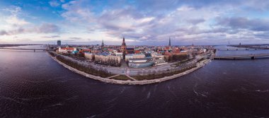 Riga, Daugava nehri rıhtımının havadan panoramik görüntüsü. Ünlü Landmark - Aziz Peters Kilisesi Kulesi ve Şehir Katedrali Kilisesi, Eski Şehir Anıtı. Letonya, Avrupa. İHA 'dan çekilen.
