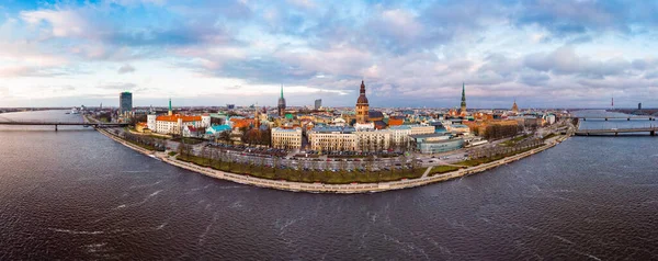 Vista panorámica aérea al centro histirico de Riga, muelle del río Daugava. Monumento famoso San Pedro Torre de la Iglesia y Catedral de la Cúpula, Monumento a la Ciudad Vieja. Letonia, Europa. disparado desde un dron. — Foto de Stock