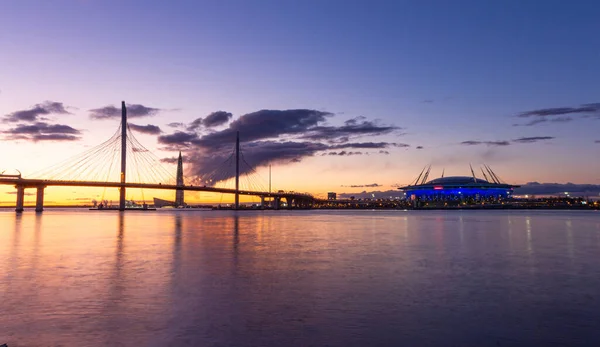 St. PETERSBURG, Rosja - 24 marca 2020: Nocny panoramiczny widok na Zenit Arena z oświetleniem. Nowy stadion piłkarski na Mistrzostwa Świata w Piłce Nożnej 2018. zdjęcie z lotu dronem quadrocopter — Zdjęcie stockowe