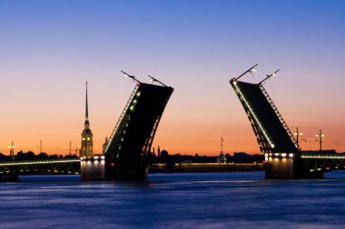 Rusya 'nın St. Petersburg kentindeki Peter ve Paul Katedrali' nin Beyaz Geceler manzarası sırasında boşanmış Saray Köprüsü. 3 Temmuz 2010