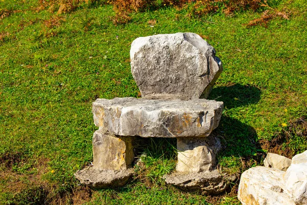 Bella vista sulla sedia in pietra sul sentiero escursionistico che conduce al Parco nazionale e famose attrazioni della Georgia Okatse Okace Canyon situato vicino Kutaisi. Regione del Caucaso di Zeda-gordi, Georgia . — Foto Stock