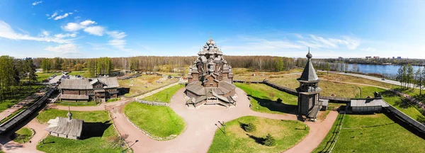 Ortodoks ahşap şapeli ve Bogoslovka malikanesinde çan kulesi olan geleneksel Rus köyüne güzel bir hava manzarası. Paskalya gününde Pokrovskaya çok katlı kilise kutsal bakire. St. Petersburg, Rusya.