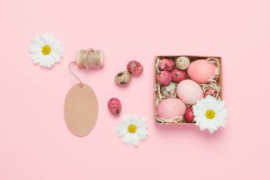 Paskalya yumurtaları pembe bir arka plan üzerinde. Üstten Görünüm. Boşaltmak. Paskalya yumurtaları ile arka plan. Çiçekli pembe yumurta. Paskalya fotoğraf kavramı. Paskalya hediyeler.