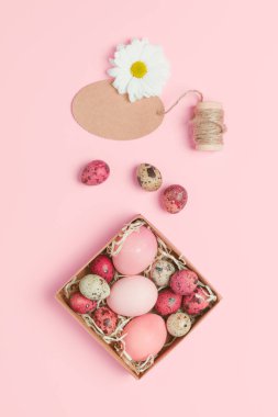 Paskalya yumurtaları pembe bir arka plan üzerinde. Üstten Görünüm. Boşaltmak. Paskalya yumurtaları ile arka plan. Çiçekli pembe yumurta. Paskalya fotoğraf kavramı. Paskalya hediyeler.
