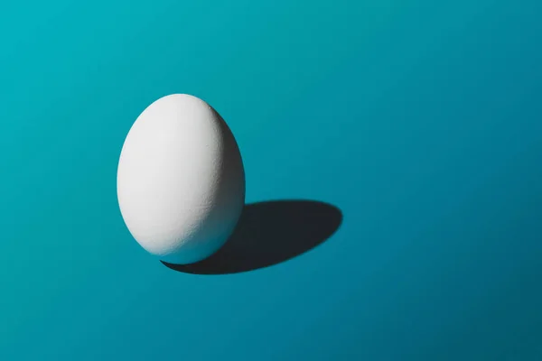 Белые Куриные Яйца Синем Фоне Пасхальный Узор Вид Сверху Минимальный — стоковое фото