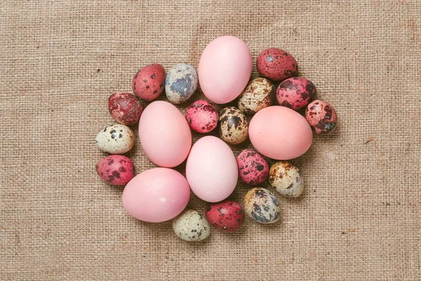 Çok Renkli Paskalya Yumurta Üzerinde Boş Çul Üstten Görünüm Stok Resim