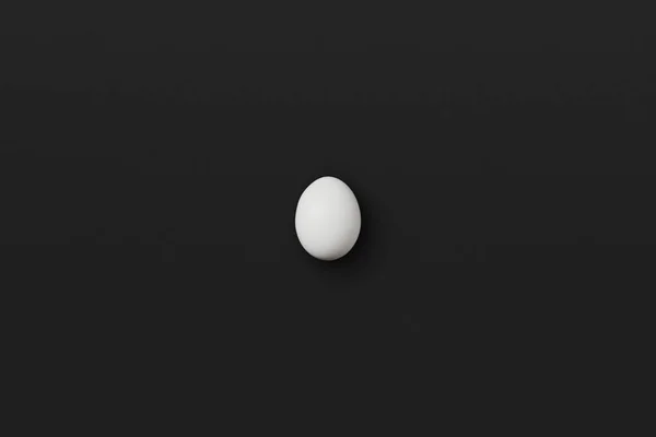 Easter Concept White Easter Egg Black Background Top View — Stock Photo, Image