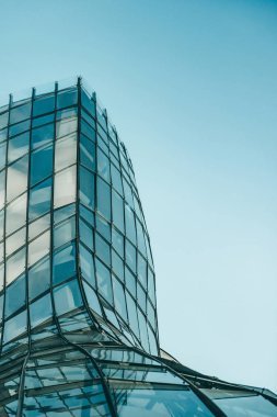 Modern ofis binası Windows'da yansıyan. 