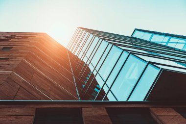 Modern ofis binası Windows'da yansıyan. 