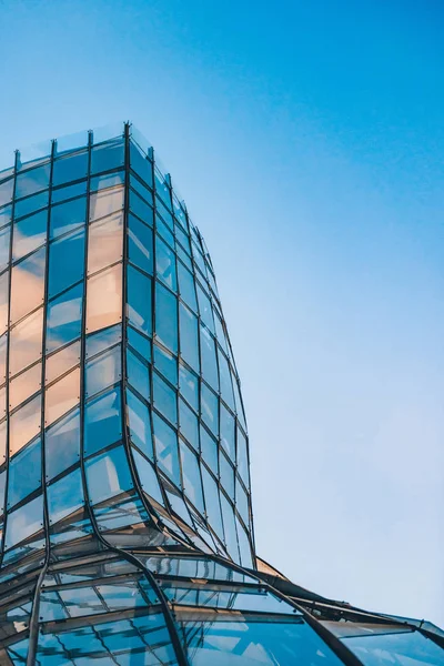 Modern ofis binası Windows'da yansıyan. 