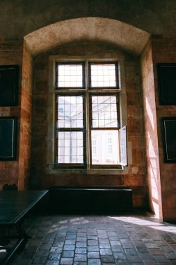 Arka ışık büyük Ortaçağ penceresinde ters silüeti