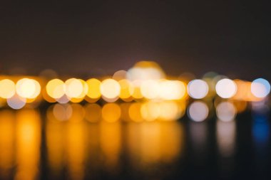 Renkli ufuk bokeh arka plan şehir gece ışık tarafından oluşturulmuş.