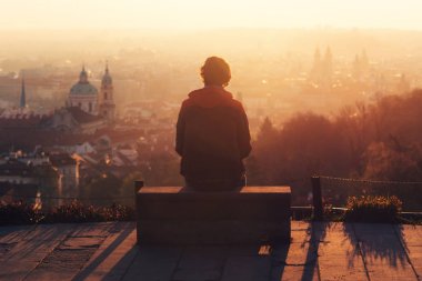Genç adam doğarken eski Avrupa şehirde arıyor. Prag. Adam güzel panorama adlı arıyor.