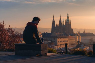 Genç adam doğarken eski Avrupa şehirde arıyor. Prag. Adam güzel panorama adlı arıyor.