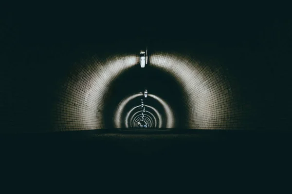 Wandelende Mensen Silhouet Donkere Stedelijke Tunnel Mensen Lopen Aan Het — Stockfoto