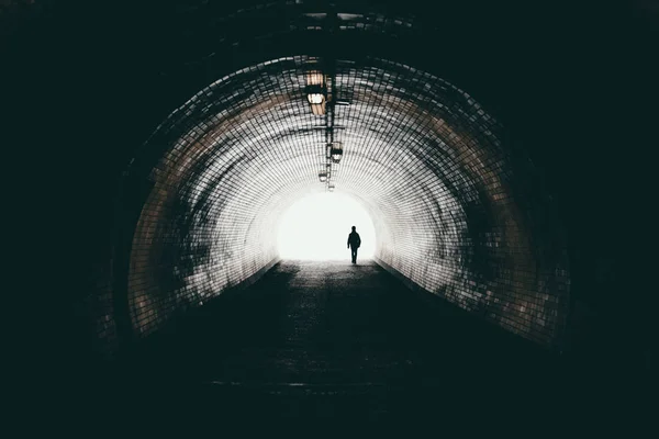 Eenzame Silhouet Donkere Stedelijke Tunnel Gaat Naar Het Licht Man — Stockfoto