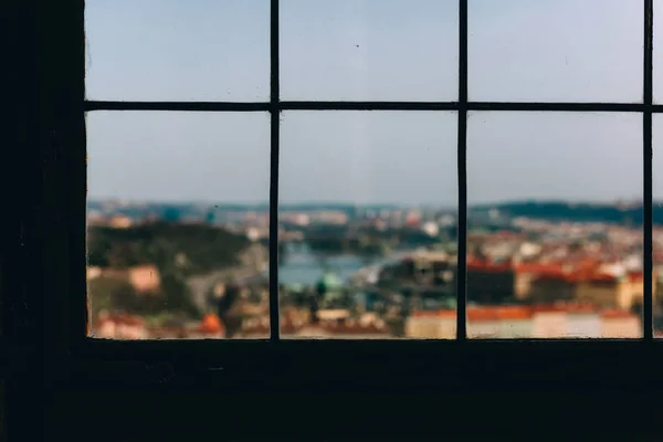 Ayrıntılı bir pencere silueti.