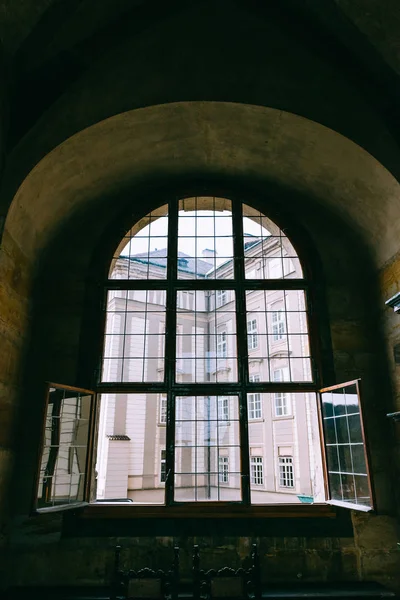 Arka ışık büyük Ortaçağ penceresinde ters silüeti