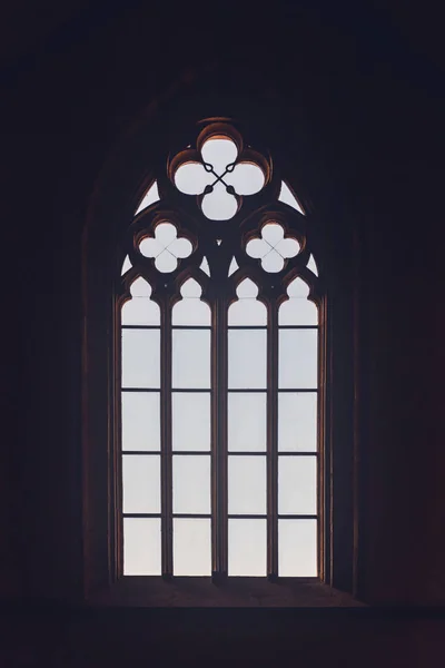 中世ゴシック様式のバックライト窓が大きくの倒立のシルエット — ストック写真