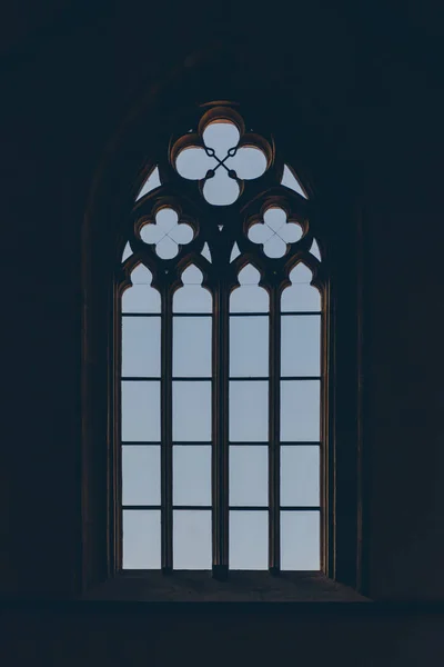 哥特式背景下大中世纪窗口的倒置剪影 — 图库照片