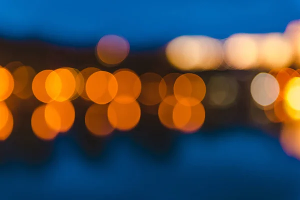 Renkli ufuk bokeh arka plan şehir gece ışık tarafından oluşturulmuş.