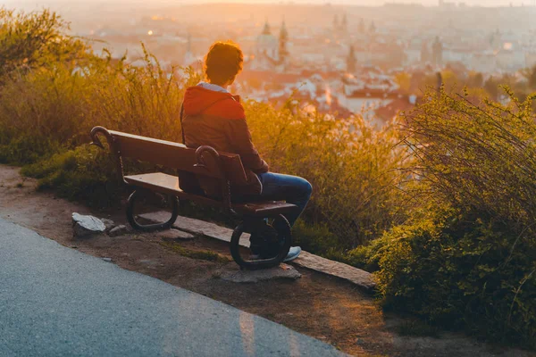 Genç adam doğarken eski Avrupa şehirde arıyor. Prag. Adam güzel panorama adlı arıyor.