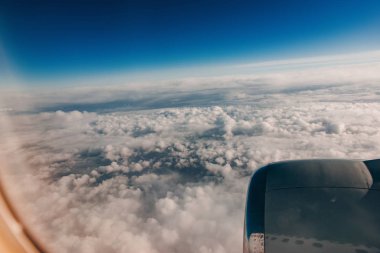 Gökyüzü ve bir uçak pencereden görülen bulut.