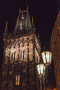 Eski Avrupa şehri - Prag, eski tarihi evleri geceleri güzel Barok ve Gotik mimarisi .