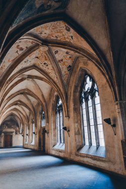 Prag Gotik başyapıt mimarisi. İç görünüm. Gotik pencere .