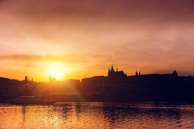 Akşam Prag'da. Avrupa şehri günbatımı üzerinde. Nehir yansımaları ile. Barok ve Gotik mimarisinin siluet.