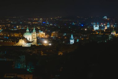 Prag gece Panoraması. Gece Avrupa kenti. Gotik kale mimarisi