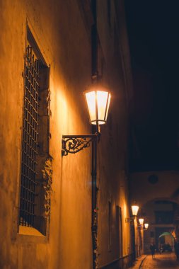 Prag sokakta güzel bir gece görünümünü. Eski Avrupa mimari geceleri evler. .