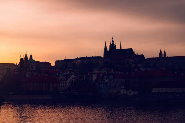 Прага Вечером Европейский Город Закате Река Отражениями Силуэт Барокко Готической — стоковое фото