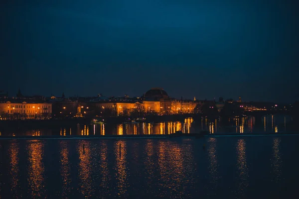 Éjszakai Kilátás Nyílik Prágára Európai Város Éjjel Folyó Gondolatok Barokk — Stock Fotó