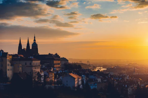 Sabahları Panorama Prag. Güneşin üzerinde Avrupa şehri. Barok ve Gotik mimari siluet.