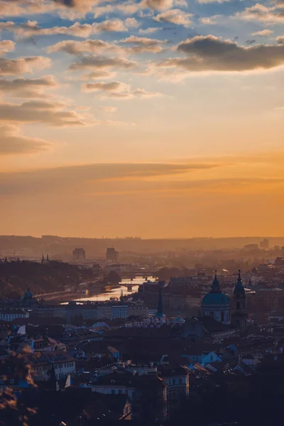 Sabahları Panorama Prag. Güneşin üzerinde Avrupa şehri. Barok ve Gotik mimari siluet.