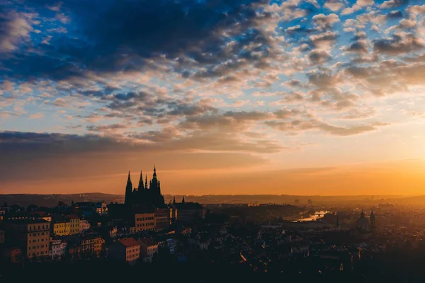 Sabahları Panorama Prag. Güneşin üzerinde Avrupa şehri. Barok ve Gotik mimari siluet.