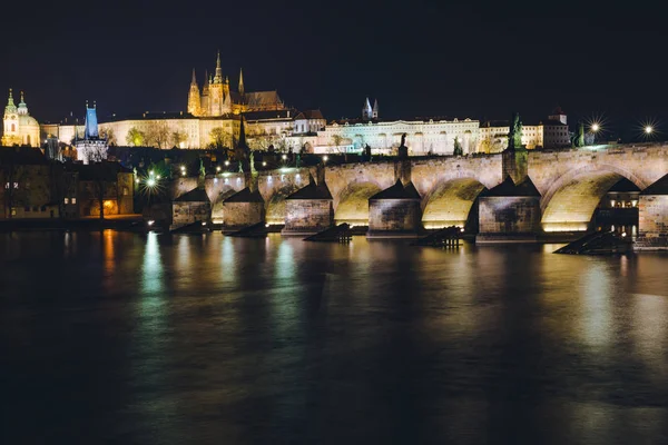 Prag gece Panoraması. Gece Avrupa kenti. Nehir yansımaları ile. Barok mimari.
