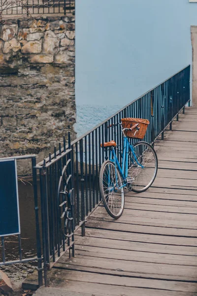 Blauwe Fiets Een Houten Brug Pragu — Stockfoto