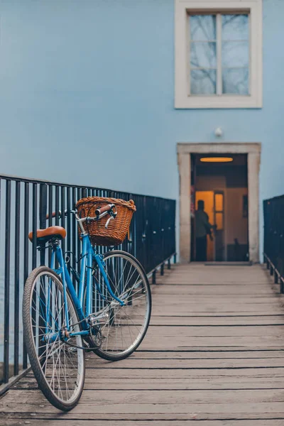 ぷらぐ の木造橋の上青い自転車 — ストック写真