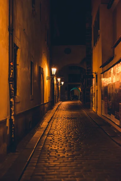 Prag sokakta güzel bir gece görünümünü. Eski Avrupa mimari geceleri evler. .