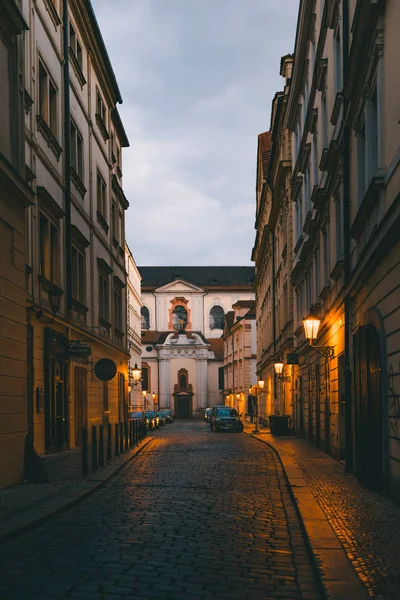 Prag sokakta güzel bir gece görünümünü. Eski Avrupa mimari geceleri evler. .