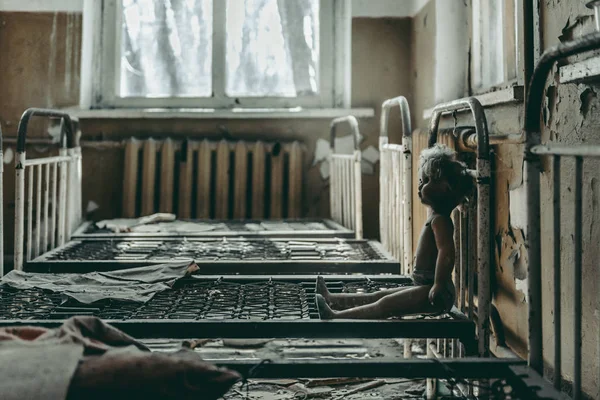 Chernobyl bebek. Çernobil nükleer felaketinden sonra yaptı Pripyat şehir içinde terk.