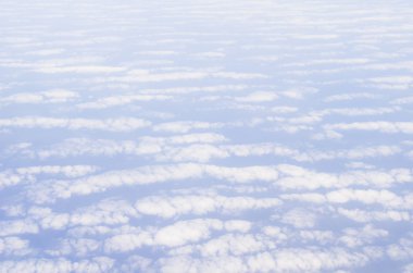 Bulutlu mavi gökyüzü.