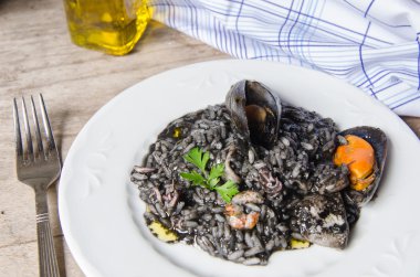 Deniz ürünleri ile siyah risotto plaka.